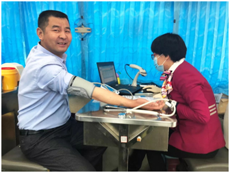 陳磊先生第一（yī）個（gè）獻血