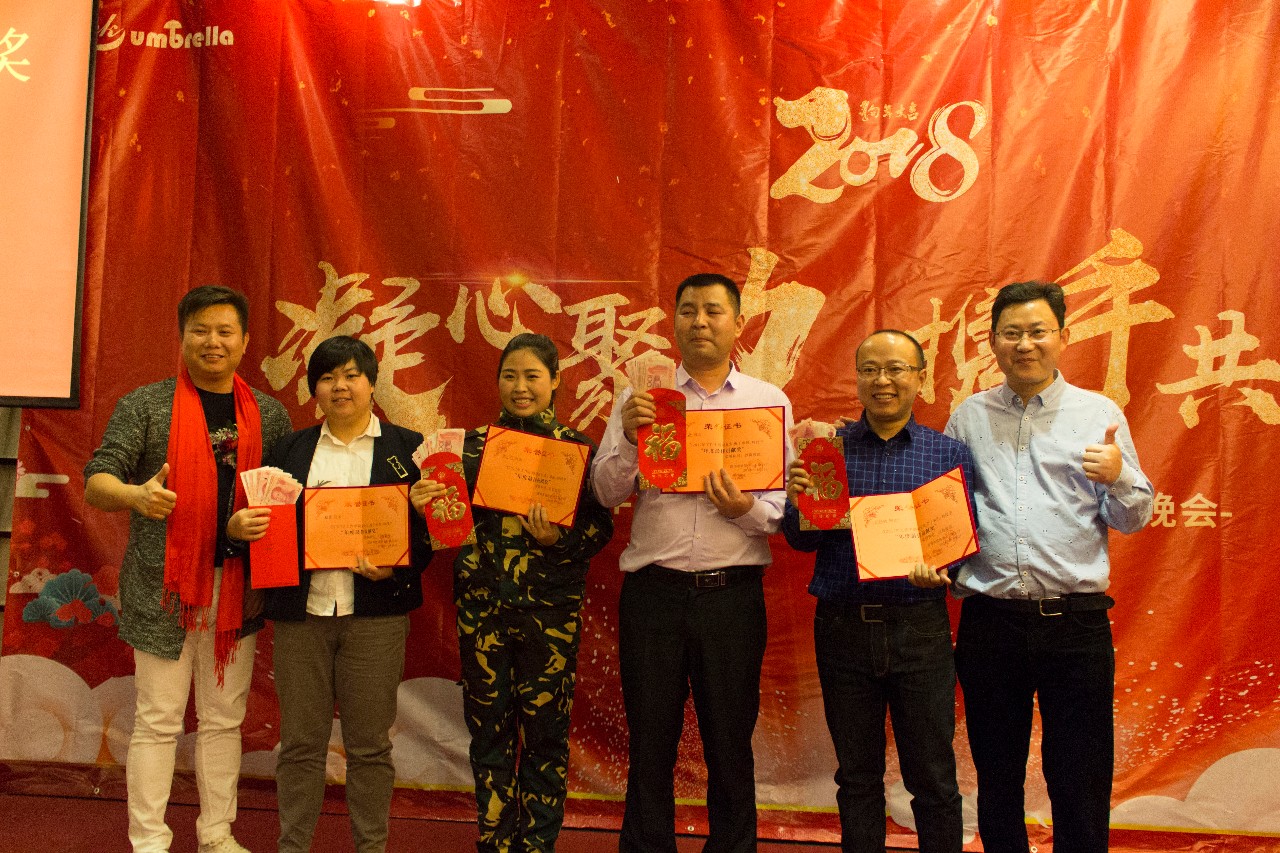 羞羞的网站在线观看傘業總經理朱友（yǒu）福、深圳百浪科技有限公司CEO陳偉為年度卓（zhuó）越貢獻者頒獎