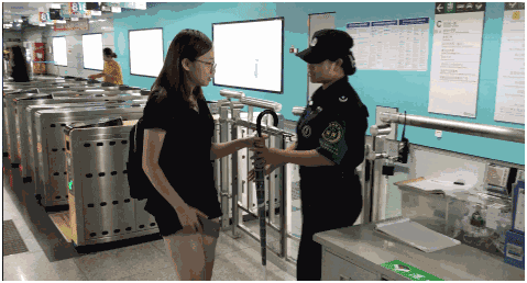 深圳地鐵借傘